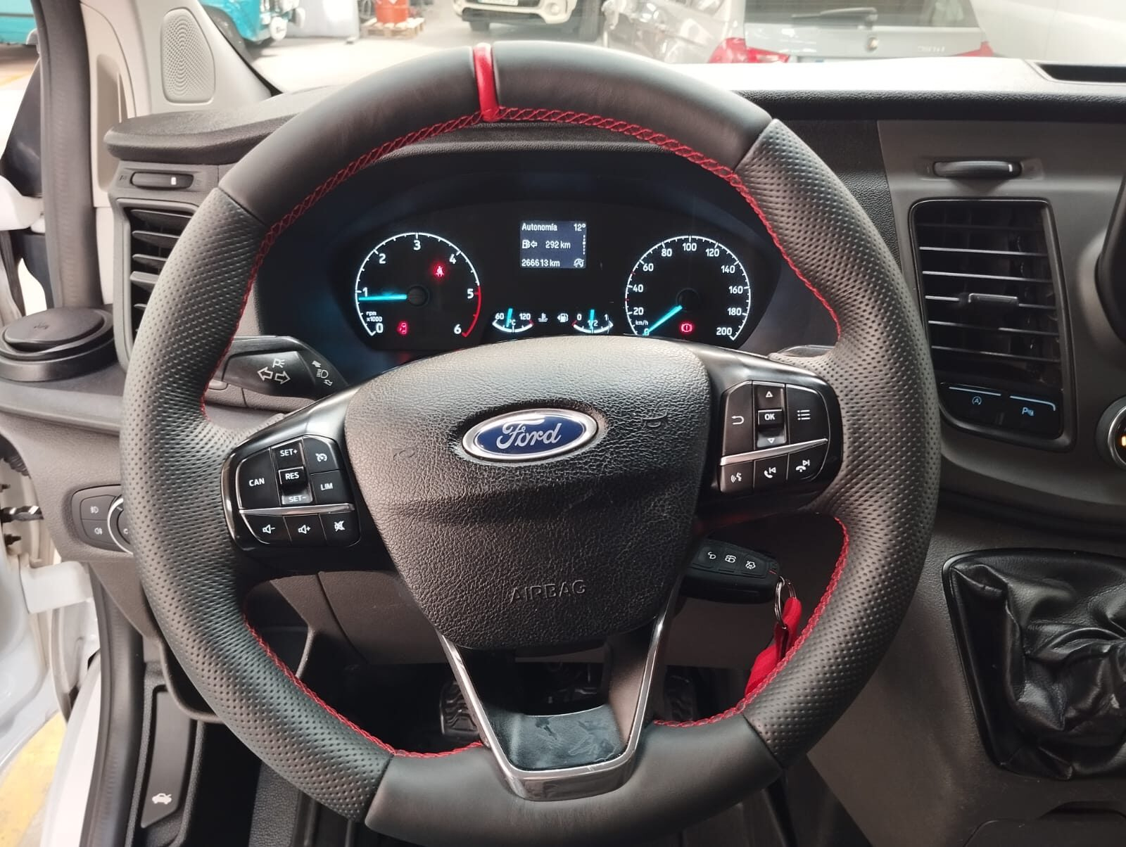FORD Tourneo Custom 2.0 TDCI L2 Titanium Shuttle