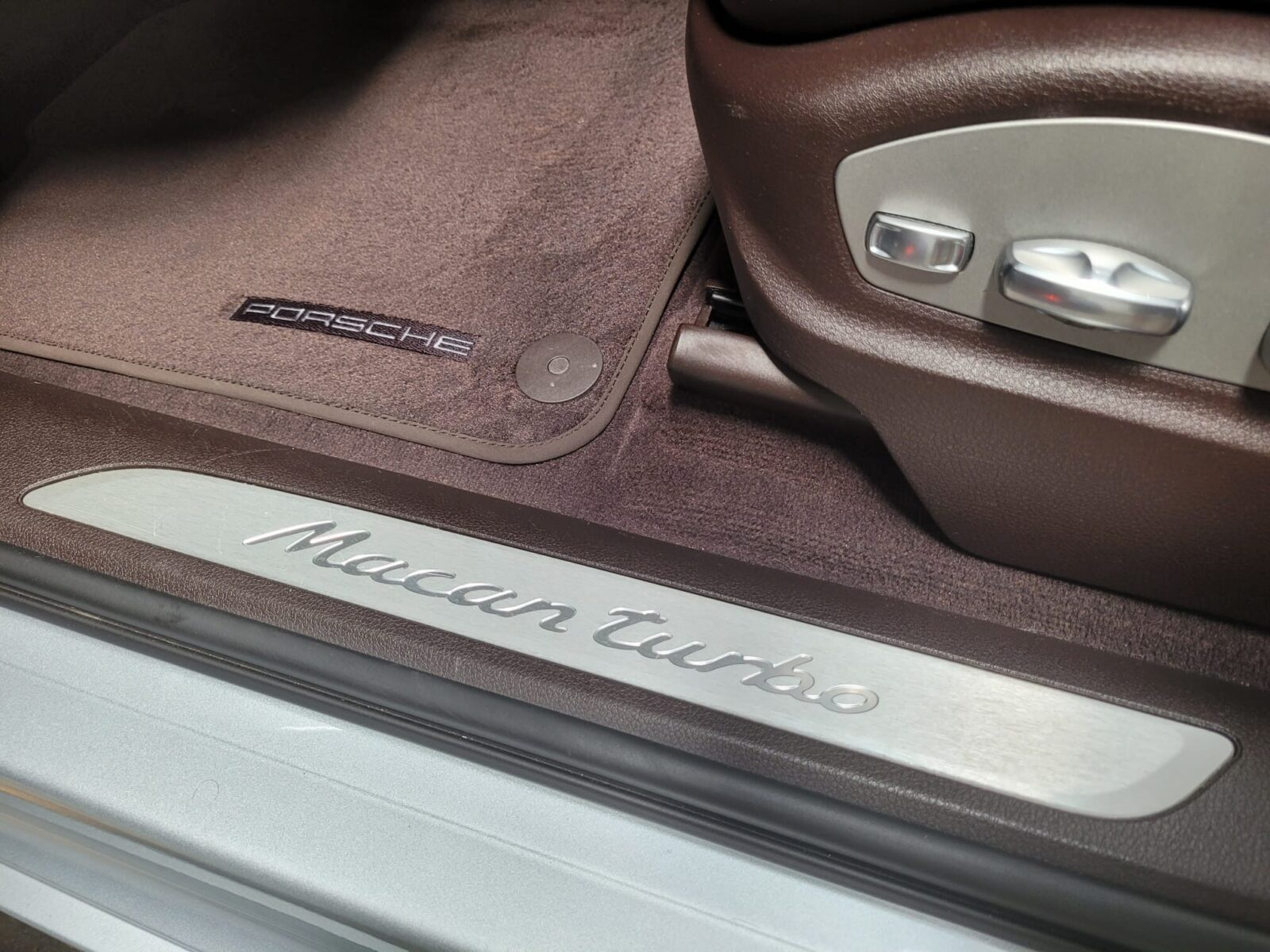 PORSCHE Macan TURBO